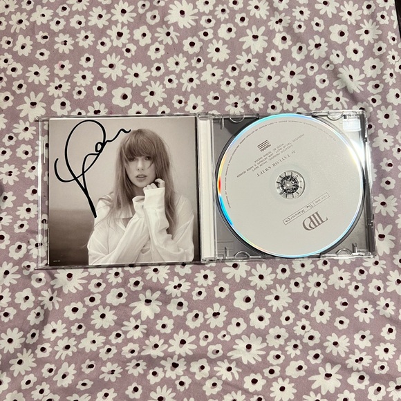 Signed ttpd cd Taylor swift - Picture 3 of 4
